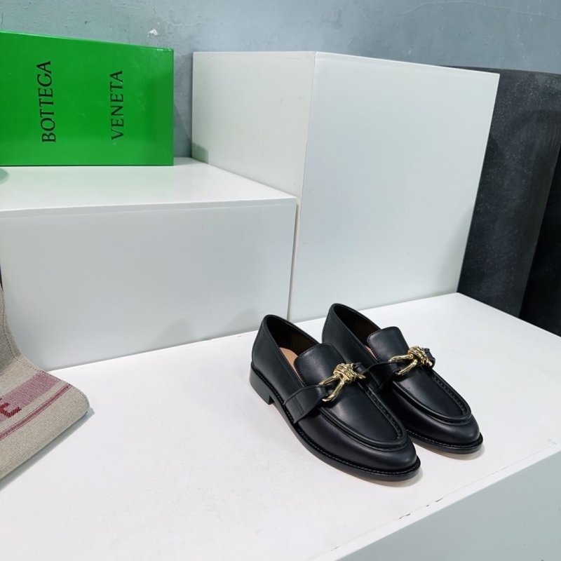 bo*te*ga Ve*ne*ta leather shoes